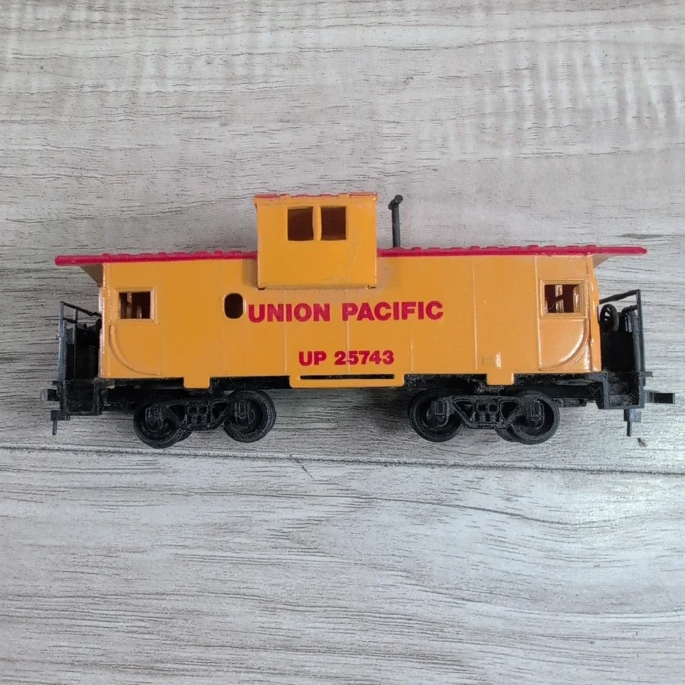 BACHMANN HO SCALE Union Pacific and life-like Train Lot of 9 ( UNTESTED )